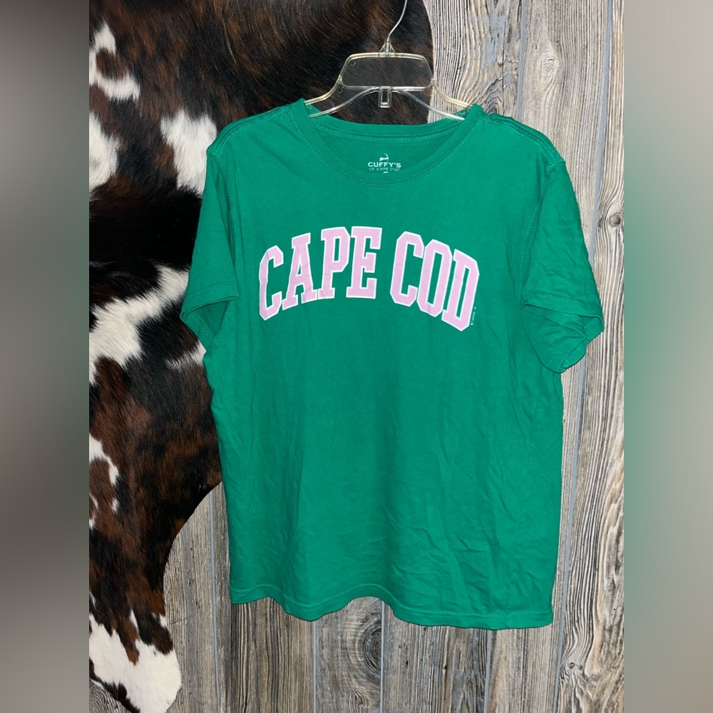Cuffy’s size medium Kelly Green Short Sleeve Tee with Cape Cod Print in pink
